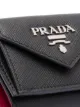 Prada محفظة صغيرة ببروش الشعار