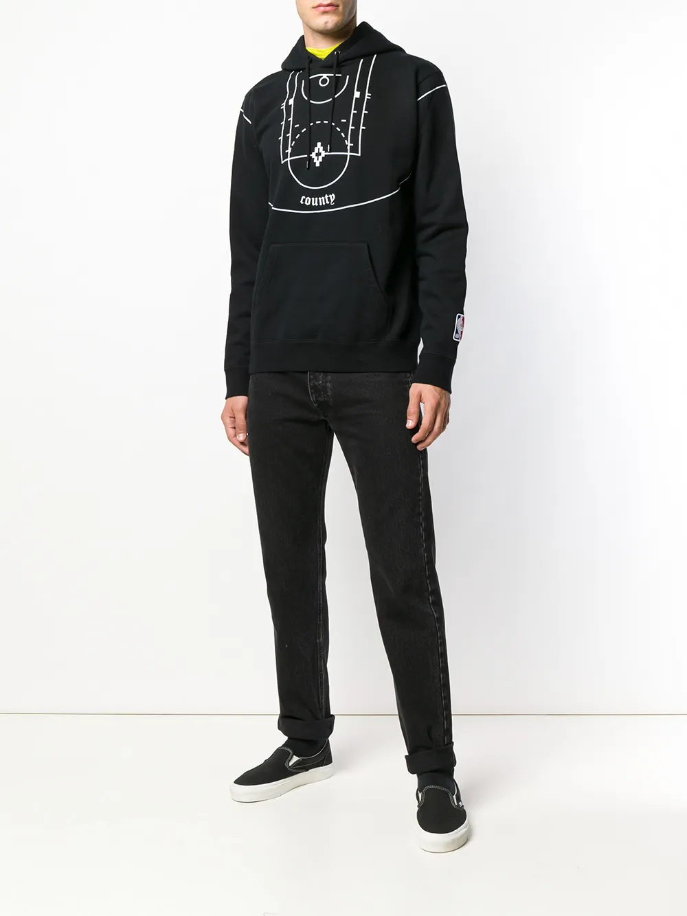  County Of Milan Kapuzenpullover Mit Basketballplatz Print   Schwarz 