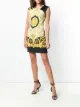 الصورة 2 من Versace فستان قصير مطبوع وبلا أكمام