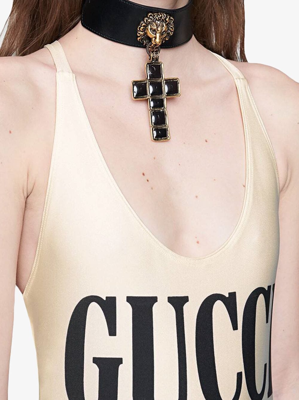 фото Gucci блестящий купальник с принтом логотипа