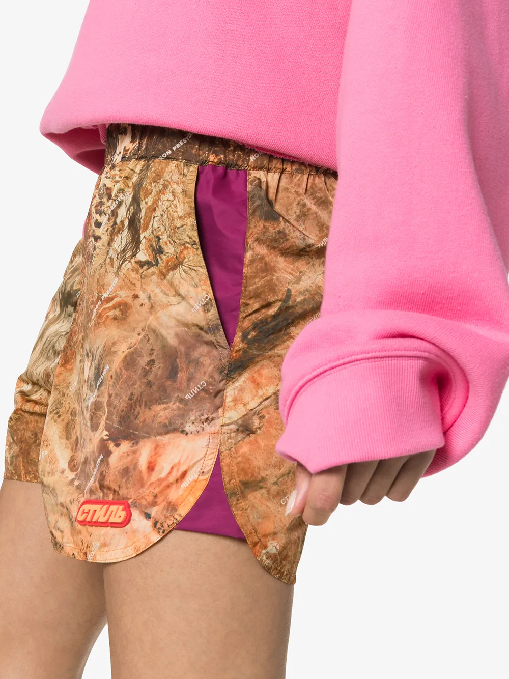 Heron Preston camouflage print shorts met hoge taille Beige