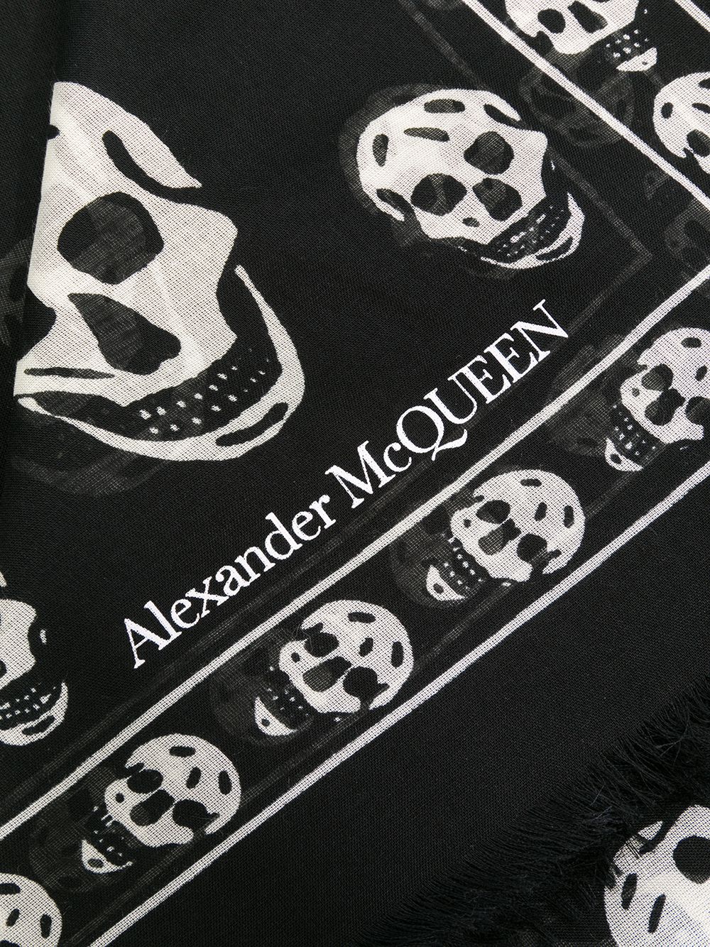 фото Alexander McQueen шарф с принтом черепов