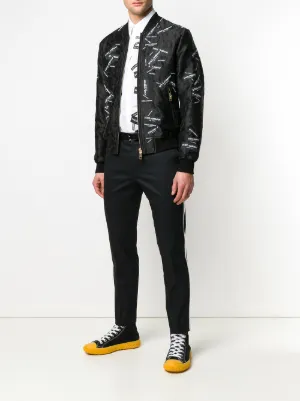 chaqueta bomber con parches del logo