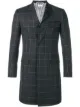 الصورة 1 من Thom Browne معطف كلاسيكي كاروهات وبصف أزرار واحد