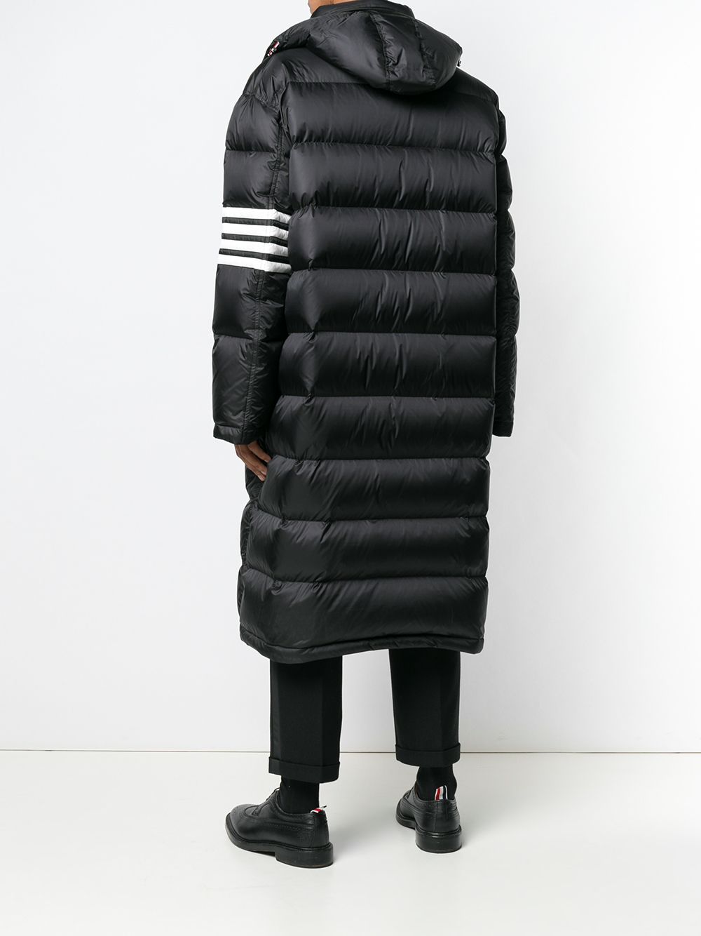 фото Thom browne длинная дутая куртка-бомбер в стиле оверсайз с воротником-воронкой и 4 полосками