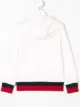 الصورة 2 من Moncler Kids كنزة بغطاء رأس وشرائط جانبية مزينة بالشعار