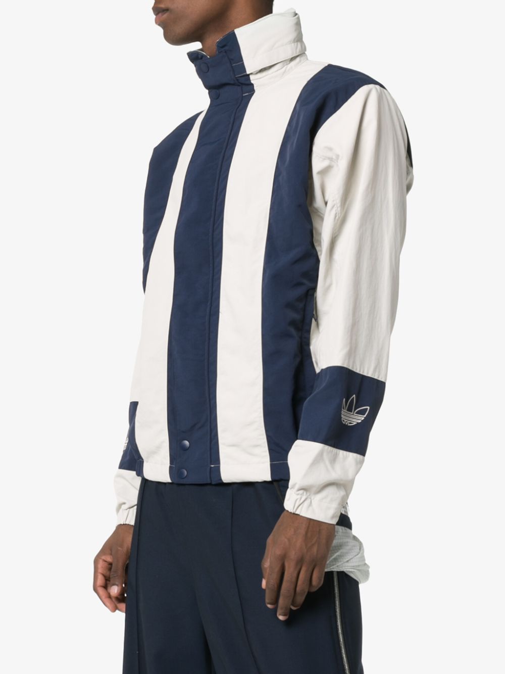 фото adidas куртка с капюшоном и полосками