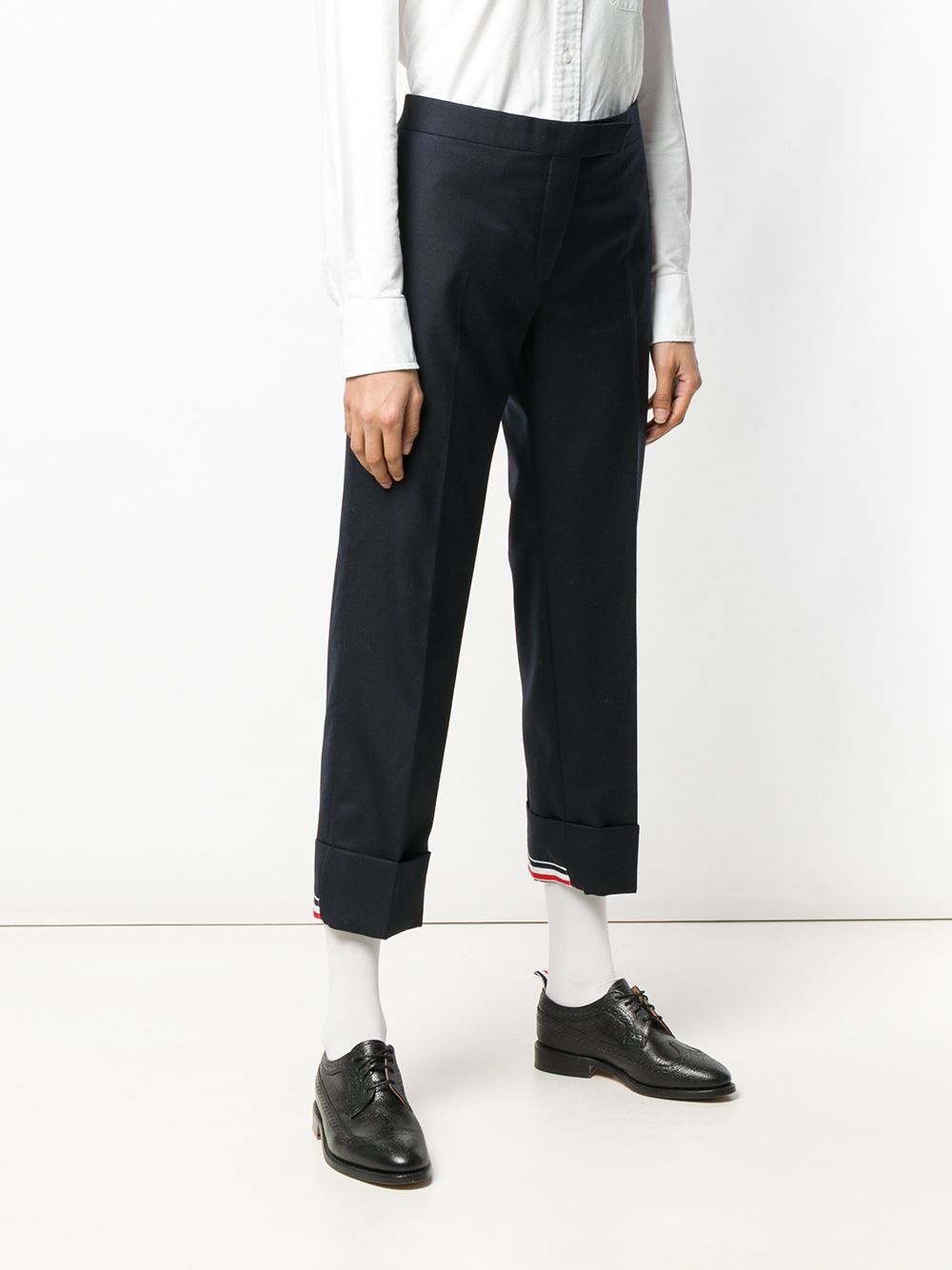 фото Thom browne укороченные брюки с полосатой отделкой на манжетах
