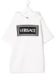 الصورة 1 من Young Versace فستان بغطاء رأس مزين بشعار