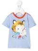 الصورة 1 من Gucci Kids تيشيرت بطبعة تصويرية