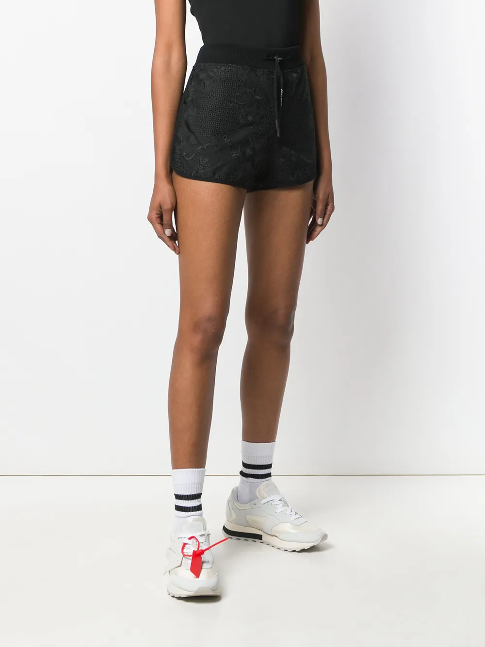  Off White Shorts Mit Blumenmuster   Schwarz 