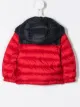 الصورة 2 من Moncler Kids معطف منفوخ بغطاء رأس