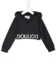 الصورة 1 من Douuod Kids كنزة قصيرة بغطاء رأس وشعار