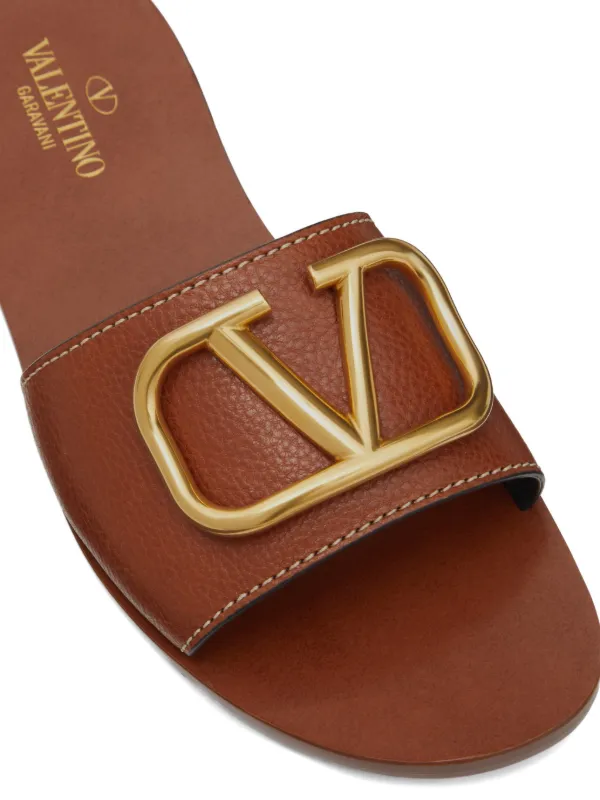 VALENTINO Vロゴ ウェッジソール サンダル ブラウン Valentino Garavani VLogo Signature Slide Sandal In Grainy Cowhide