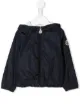 الصورة 1 من Moncler Kids سترة ضد المطر بغطاء رأس وسحّاب