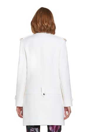 Белое пальто в байкерском стиле