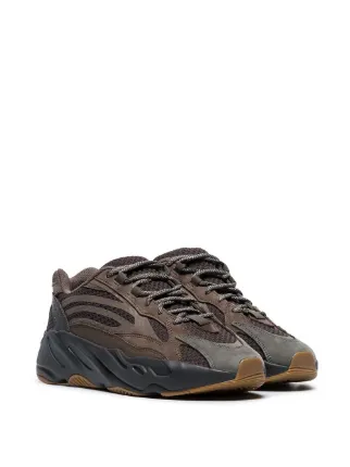 Yeezy Boost 700 V2 "Geode" 运动鞋展示图