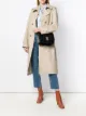 الصورة 2 من Burberry حقيبة كتف ببروش بحروف TB