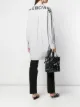 الصورة 2 من Balenciaga قميص برقبة مربوطة وطبعة شعار