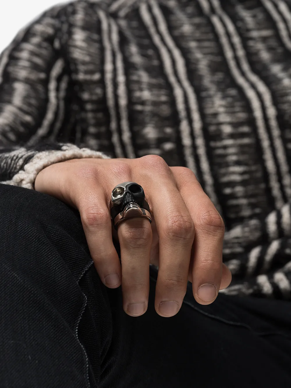 Alexander McQueen Ring met doodskop motief - Zwart