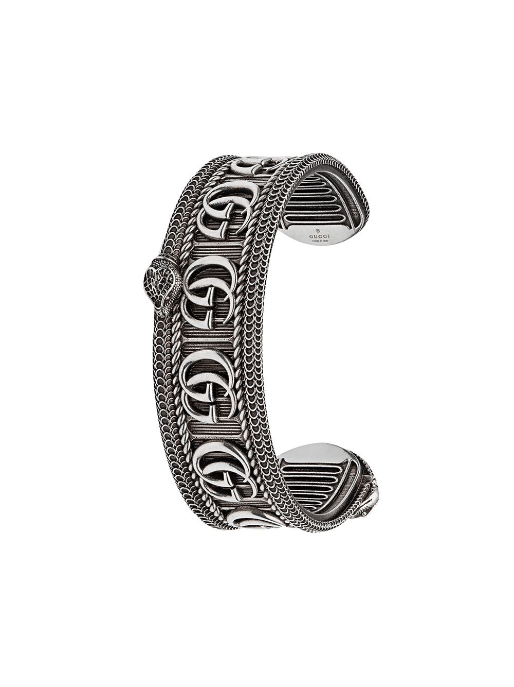 фото Gucci серебряный браслет-кафф с гравировкой
