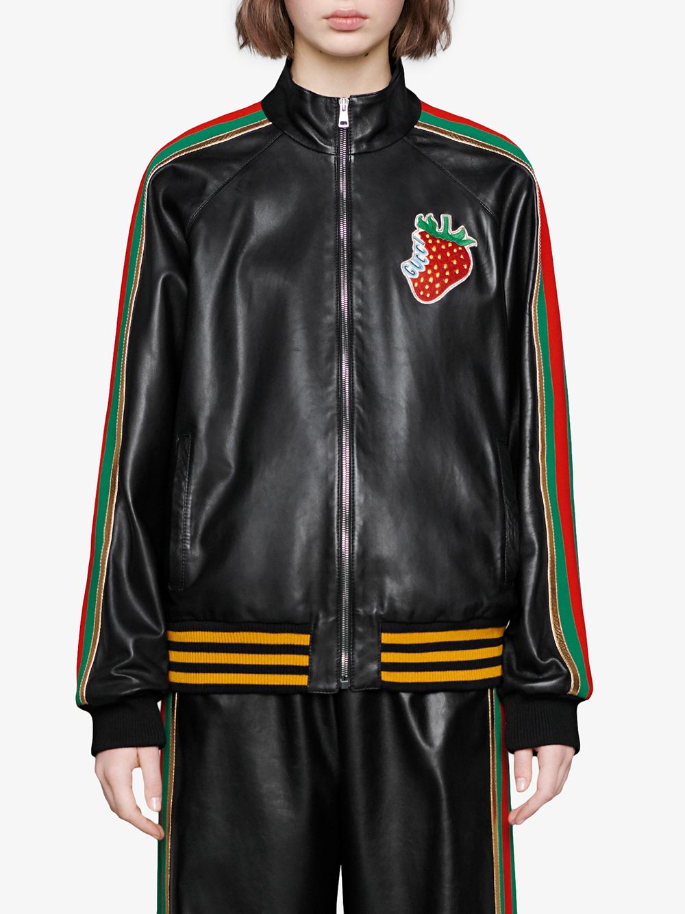 фото Gucci куртка-бомбер с принтом gucci strawberry