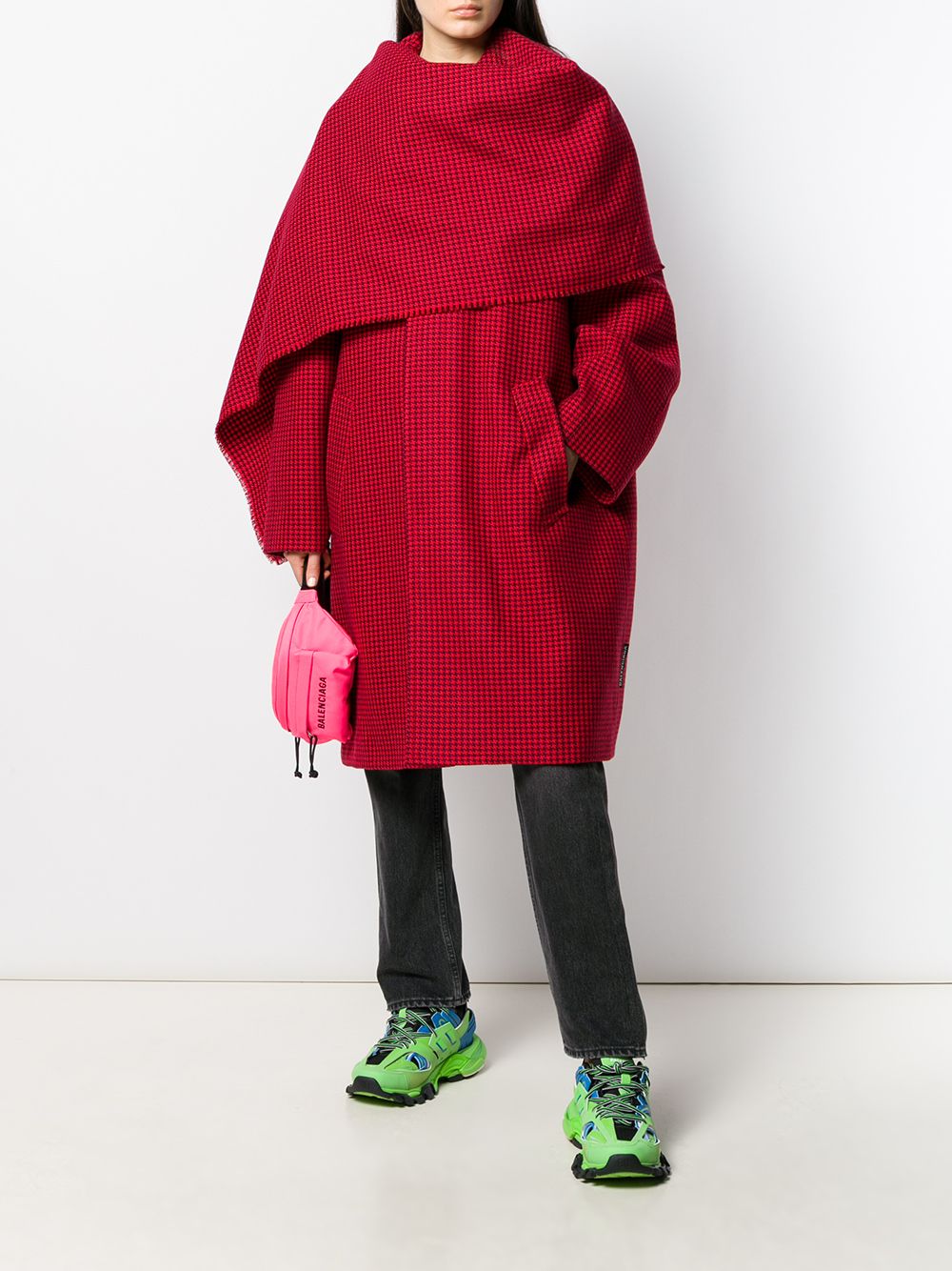 фото Balenciaga пальто в ломаную клетку с шарфом