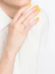 Immagine 2 di De Beers Anello DB Classic in platino con pavé di diamanti