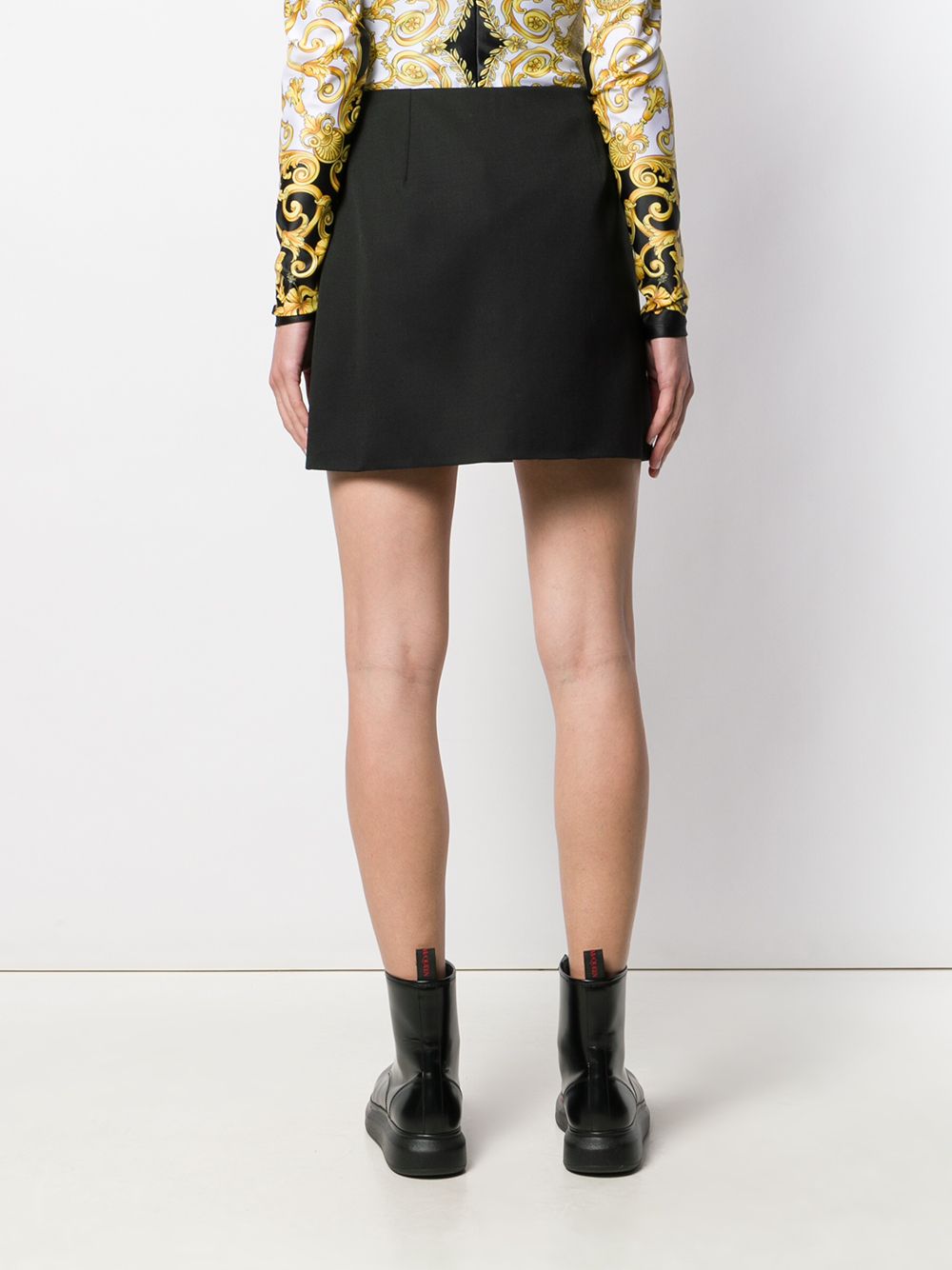 фото Versace мини-юбка с декоративной булавкой