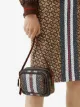 الصورة 2 من Burberry حقيبة بحمالة كتف وطبعة مونوغرام وخطوط