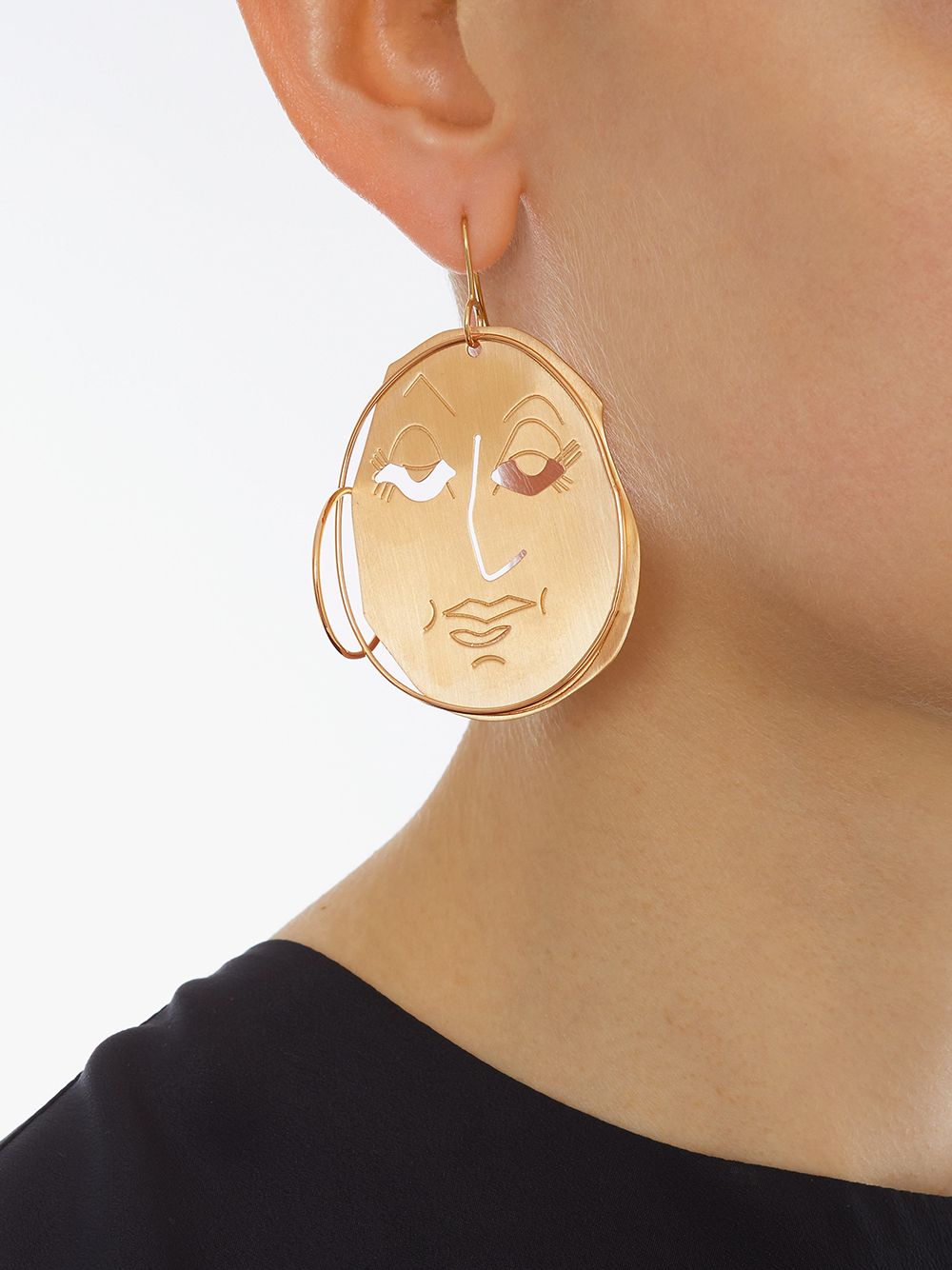 фото JW Anderson серьги Moon Face