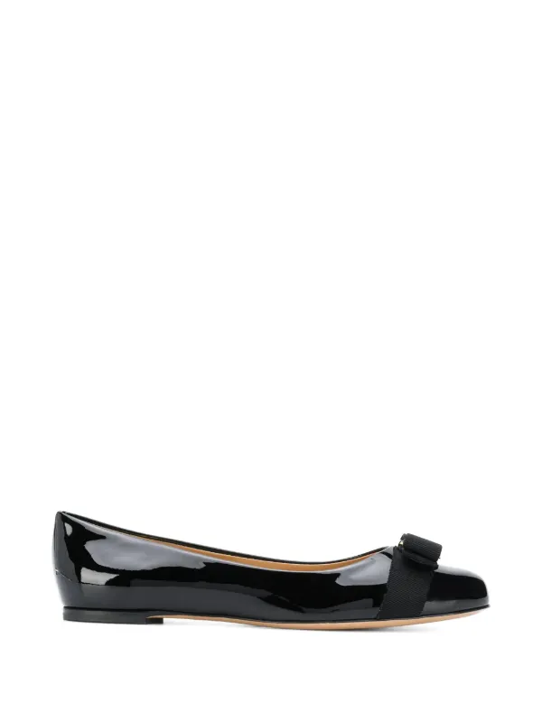 Ferragamo Varina フラットシューズ | ブラック | FARFETCH JP