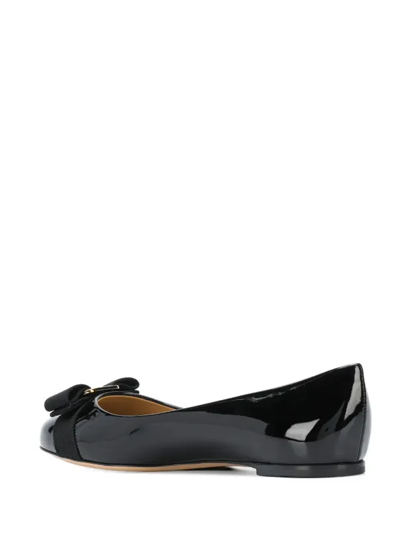 Salvatore Ferragamo VARINAフラットシューズ ブラック Ferragamo Varina フラットシューズ | ブラック | FARFETCH JP