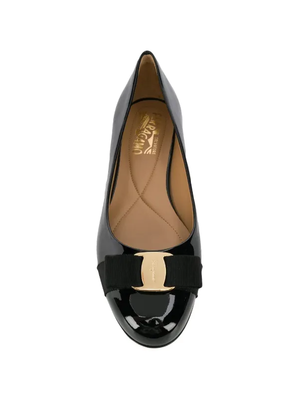 Ferragamo Varina フラットシューズ | ブラック | FARFETCH JP