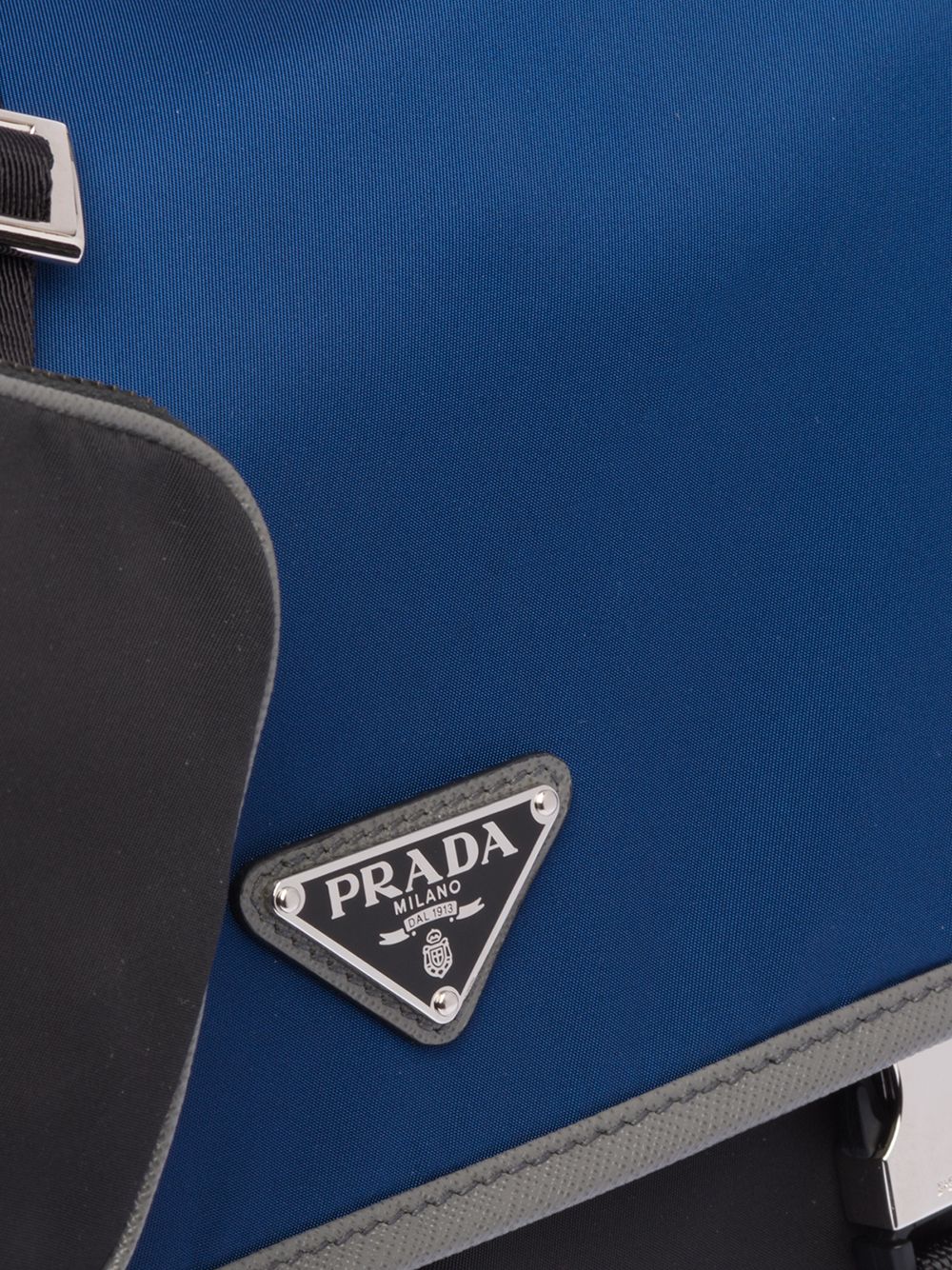 фото Prada сумка-мессенджер с контрастной вставкой