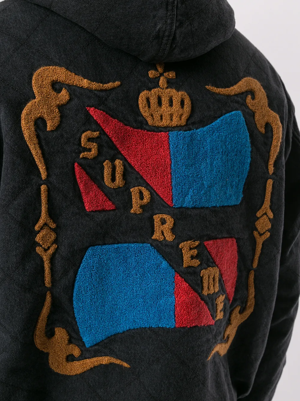 фото Supreme куртка с капюшоном и логотипом