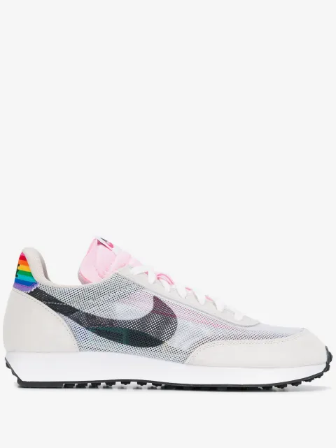 Nike tenis con paneles de malla y detalle de arcoíris