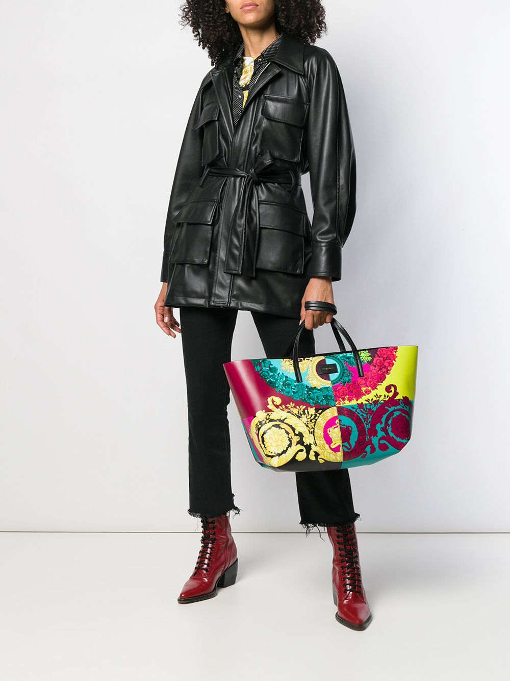 фото Versace сумка-тоут с принтом Baroque