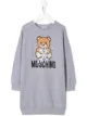 الصورة 1 من Moschino Kids فستان كنزة بطبعة دمية دب وشعار