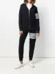 الصورة 2 من Thom Browne بنطال رياضي منسوج بأربعة خطوط