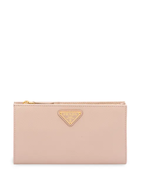 Prada cartera con placa del logo