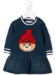 الصورة 1 من Moschino Kids فستان جينز مطرز بدمية دب