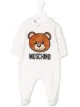 الصورة 1 من Moschino Kids بيجاما بأبليكة دمية دب
