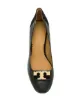 Tory Burch حذاء بكعب وبروش الشعار