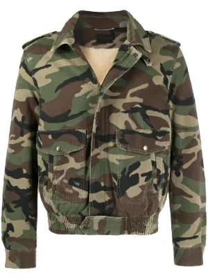 jaqueta com estampa militar