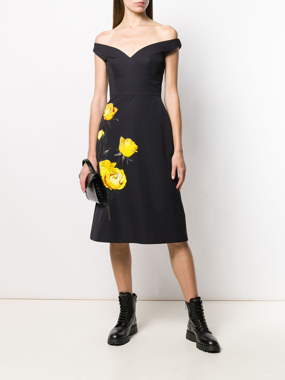 фото Prada платье с открытыми плечами и цветочным принтом