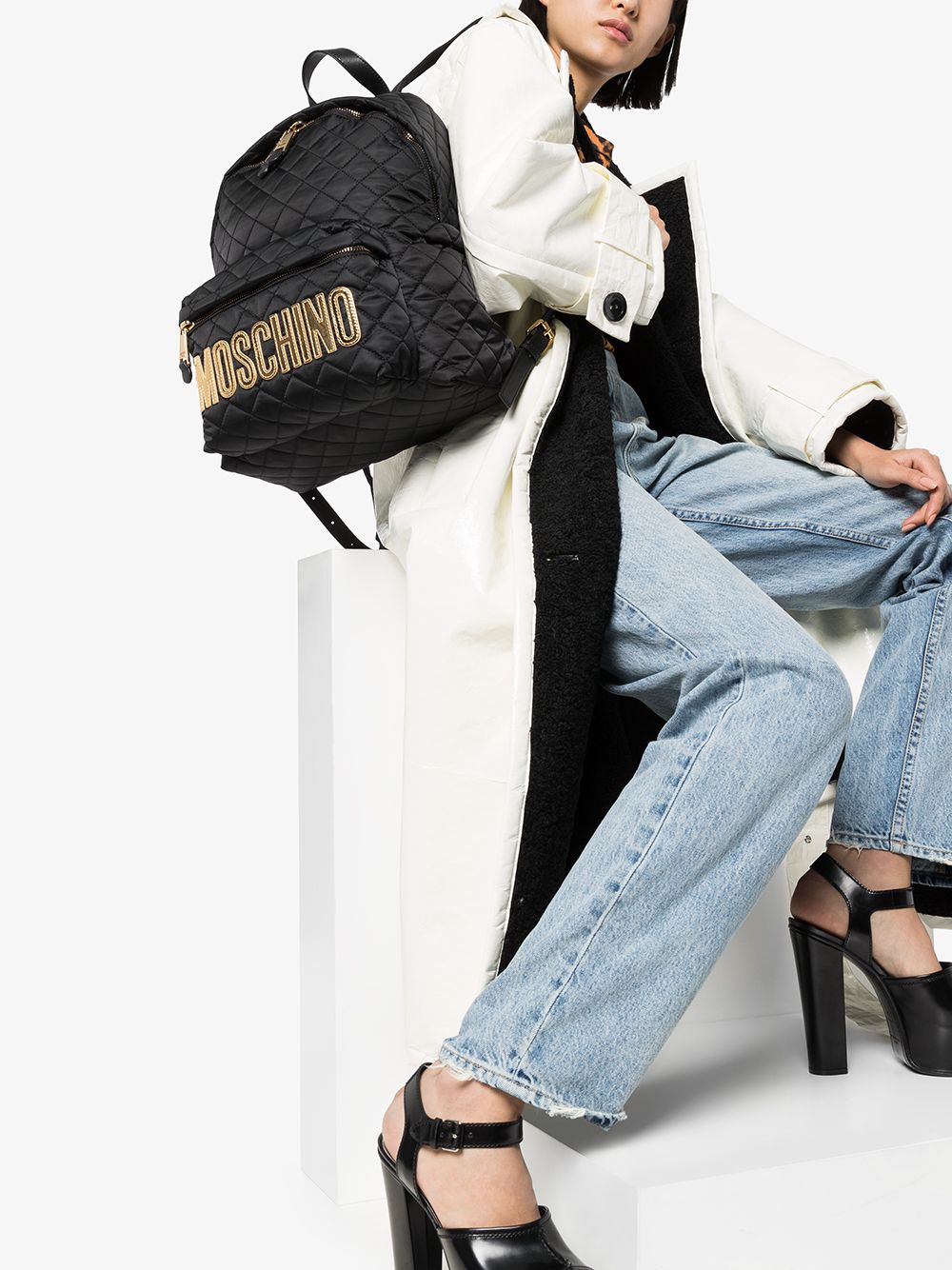 фото Moschino стеганый рюкзак с металлическим логотипом