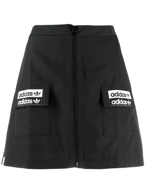 adidas falda corta con parche del logo