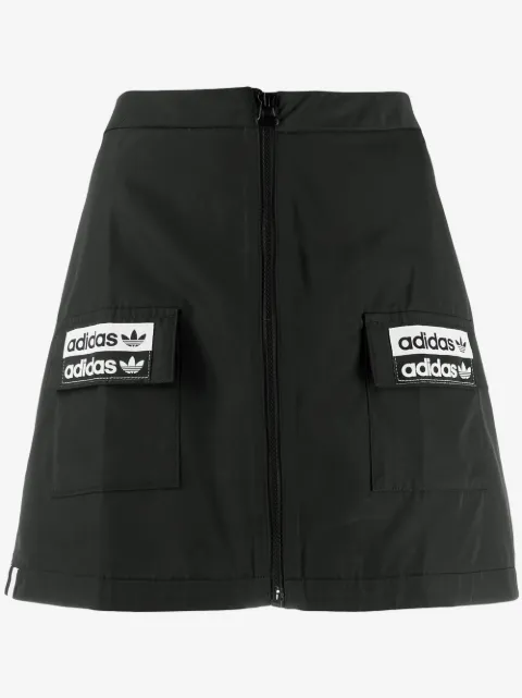 adidas falda corta con parche del logo