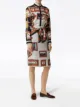 الصورة 2 من Burberry تنورة ضيقة حرير بطبعة ومزينة بوشاح